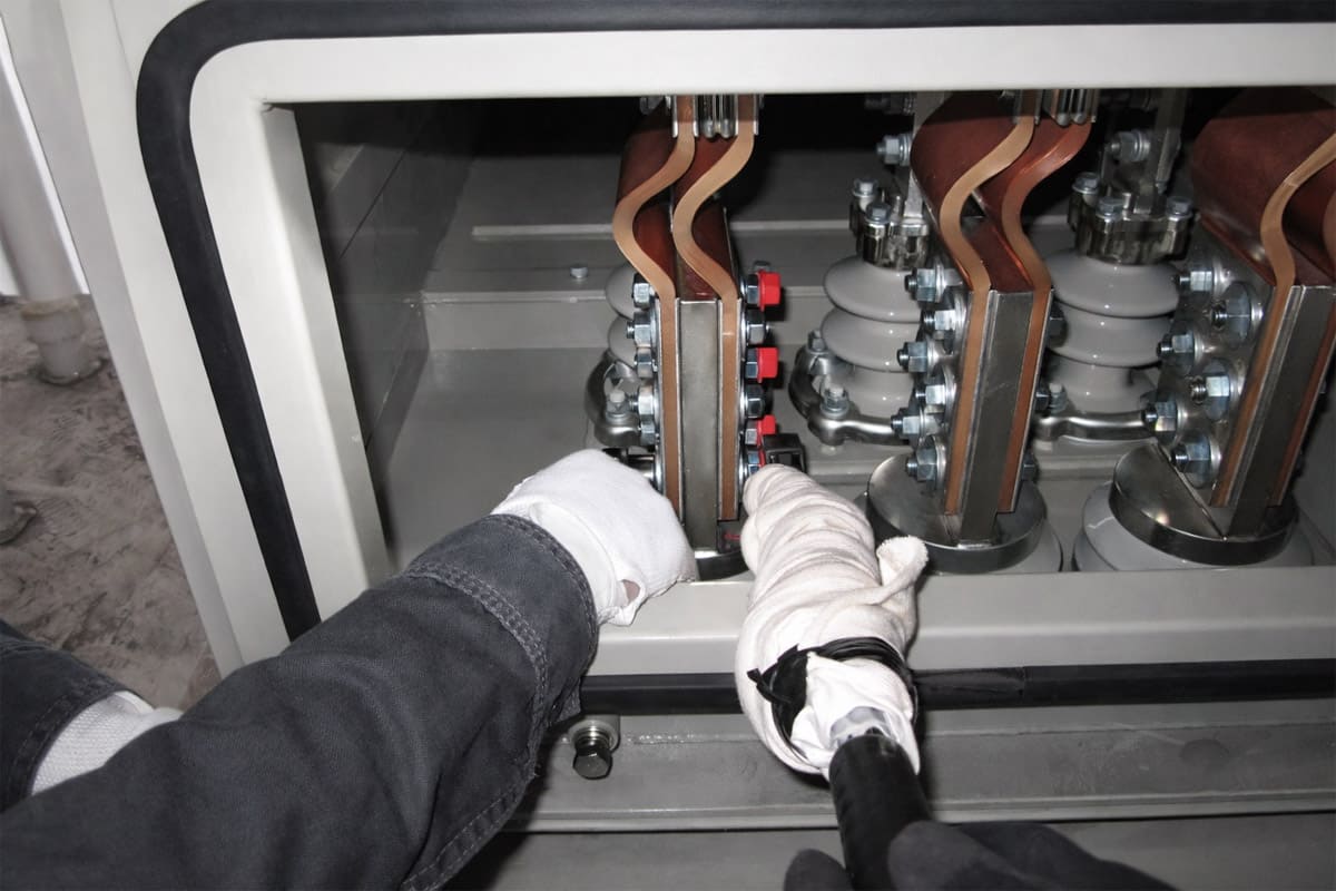 メンテナンス中の作業員