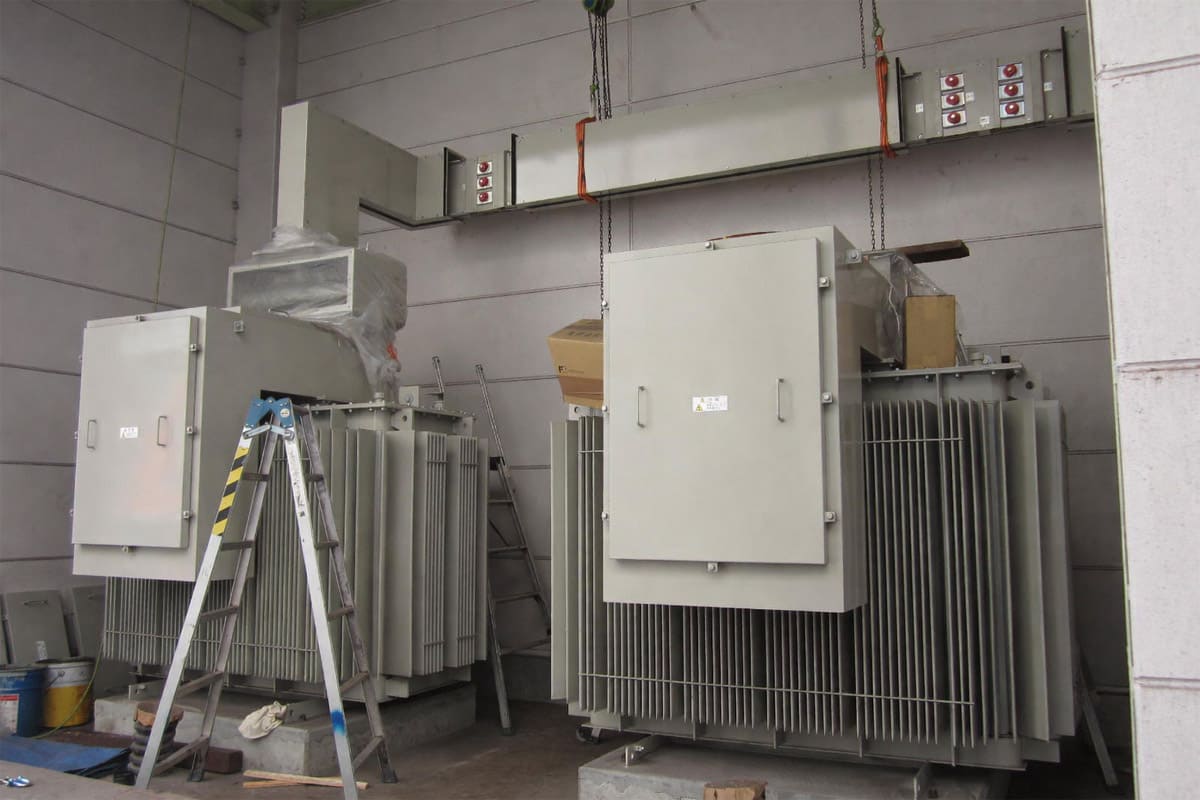 工場内の大型変圧器設備