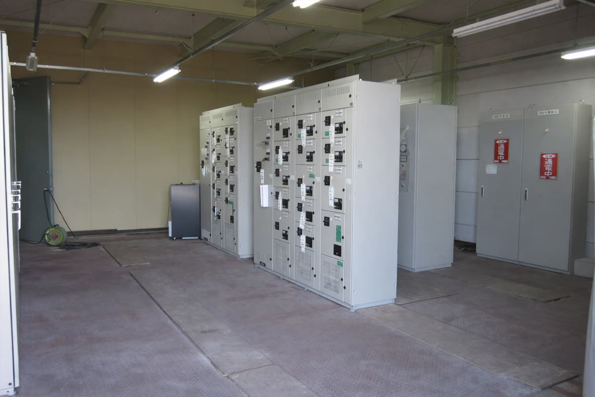 工場内の配電盤設備