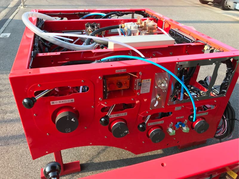 特殊車両に搭載された配管・バルブ・制御装置の内部構造